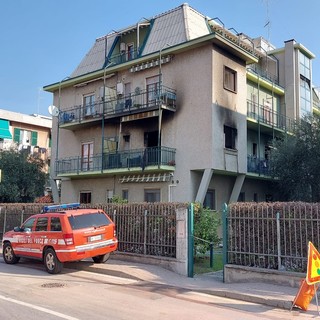 Incendio ad Albissola, dichiarati inagibili tre appartamenti. Sindaco Nasuti: "Encomiabile carabiniere, il primo ad entrare nella palazzina"