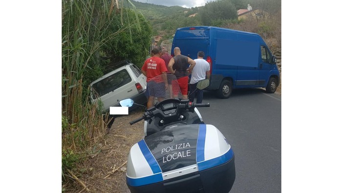 Loano, esce di strada per schivare moto in corsa: attimi di paura per un anziano in Panda