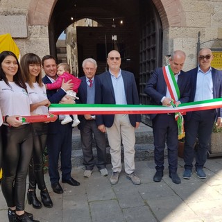 Albenga inaugura il nuovo IAT. Il sindaco Cangiano: "Entrando nella nuova sede i turisti avranno un primo 'assaggio' delle bellezze della nostra Città"