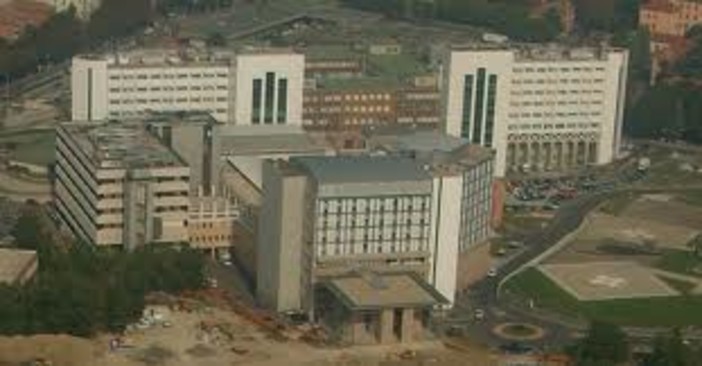 Ancora in gravissime condizioni l'uomo che si è dato fuoco ieri a Bologna