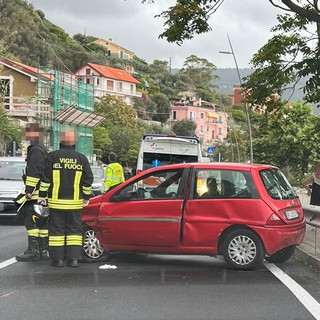 Sbanda con l'auto sull'Aurelia, colpisce le auto in sosta e carambola in aria: paura a Noli