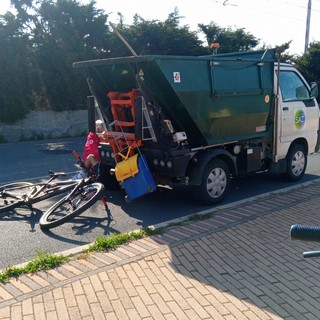 Ceriale, giovane ciclista tampona un furgoncino della nettezza urbana
