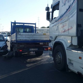 Incidente in via del Cristo ad Albenga, Mercedes si incastra tra un camion e un muretto