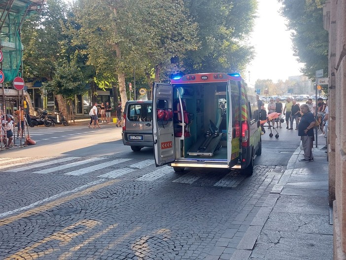Donna investita in piazza del Popolo a Savona, portata al Pronto Soccorso di Pietra Ligure