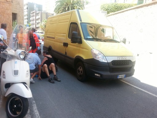 Finale Ligure, scontro tra un ciclista ed un furgone: Aurelia bloccata
