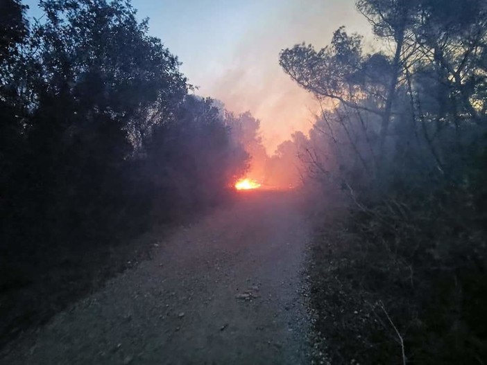 Incendio sulle alture finalesi, il sindaco Frascherelli lancia un appello ai ciclisti: "Evitate quelle zone"