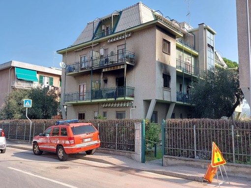 Incendio ad Albissola, dichiarati inagibili tre appartamenti. Sindaco Nasuti: "Encomiabile carabiniere, il primo ad entrare nella palazzina"