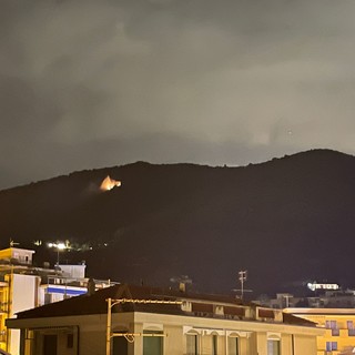 Spotorno, fulmine scatena incendio boschivo sul monte Mao: vigili del fuoco e volontari Aib mobilitati Spotorno, fulmine scatena incendio boschivo sul monte Mao: vigili del fuoco e volontari Aib mobilitati