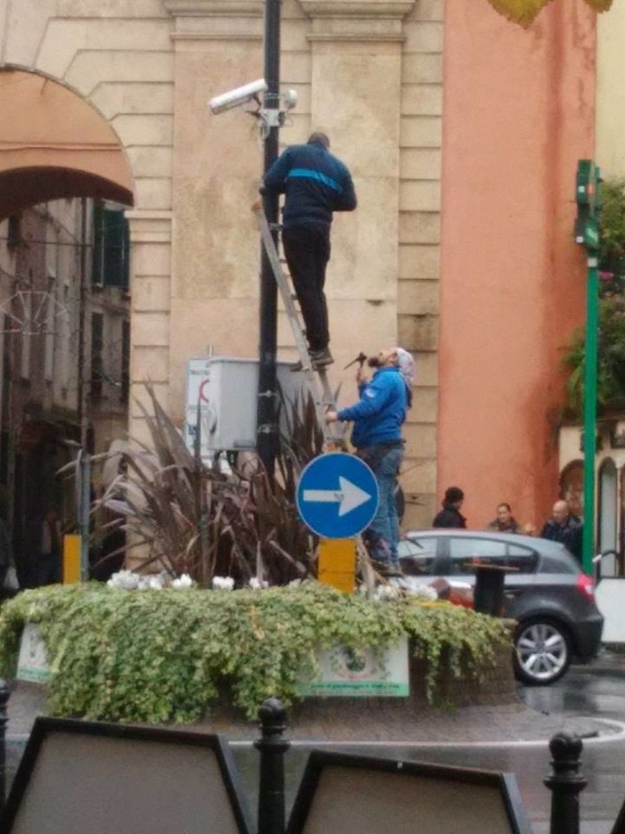 Installata oggi la videocamera al centro della rotonda di Porta Molino ad Albenga Installata oggi la videocamera al centro della rotonda di Porta Molino ad Albenga