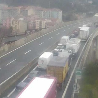 Incidente in autostrada direzione Albisola: un ferito e disagi al traffico Incidente in autostrada direzione Albisola: un ferito e disagi al traffico