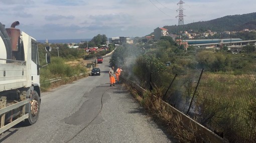Bossarino, i dipendenti della discarica spengono l'incendio della zona