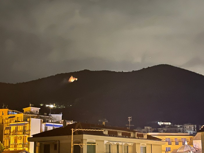 Spotorno, fulmine scatena incendio boschivo sul monte Mao: vigili del fuoco e volontari Aib mobilitati