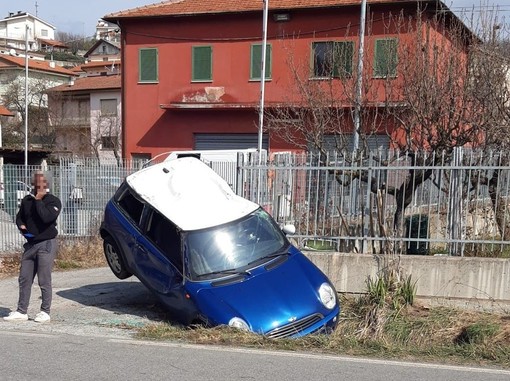 Auto esce di strada e finisce in una cunetta: schianto sulla Sp 29 a Carcare (FOTO)
