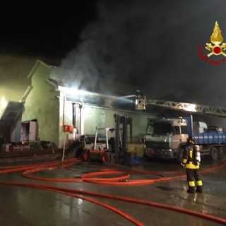 Incendio ad un capannone in via Romairone a Bolzaneto: intervento dei Vigili del fuoco di Genova (FOTO e VIDEO)