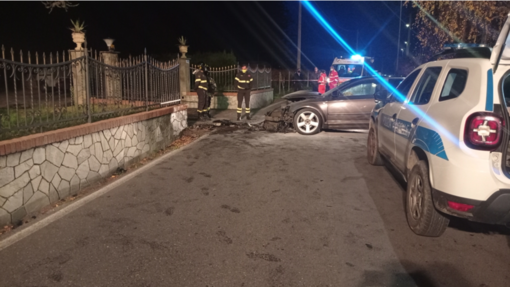 Si schianta con l'auto e scappa: conducente rintracciato dalla polizia locale di Albenga