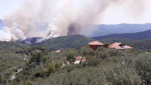 Incendio nell'albenganese: iniziato il rientro degli sfollati, in arrivo il terzo canadair (FOTO e VIDEO) Incendio nell'albenganese: iniziato il rientro degli sfollati, in arrivo il terzo canadair (FOTO e VIDEO)