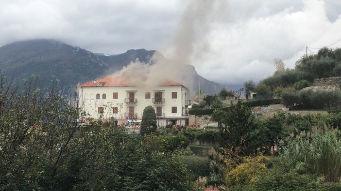 Incendio al relais "Il Casale" di Tovo San Giacomo: intervento dei Vigili del fuoco in corso Incendio al relais "Il Casale" di Tovo San Giacomo: intervento dei Vigili del fuoco in corso