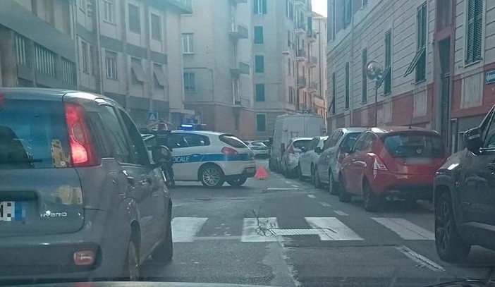 Incidente in via Aglietto a Savona: soccorsi mobilitati (FOTO) Incidente in via Aglietto a Savona: soccorsi mobilitati (FOTO)