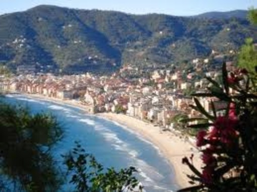 Dopo Avogadro e il temporale di ieri, TG2 e TG5 danno per scomparse le spiagge di Alassio. Il Muretto a picco sul mare? Dopo Avogadro e il temporale di ieri, TG2 e TG5 danno per scomparse le spiagge di Alassio. Il Muretto a picco sul mare?