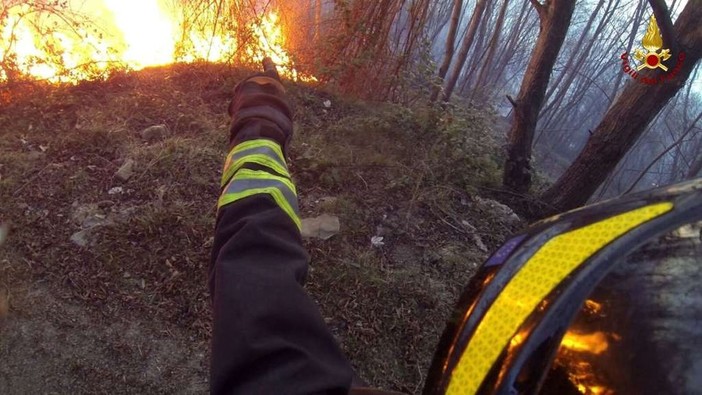 Incendio a Castelbianco: nuovo focolaio dopo il rogo di ieri pomeriggio Incendio a Castelbianco: nuovo focolaio dopo il rogo di ieri pomeriggio
