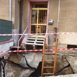 Crollo terrazzo in via Mignone: residenti spaventati da "un fortissimo boato"