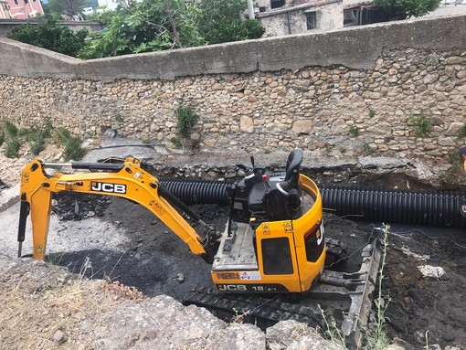 Albenga, sostituzione di oltre 10 metri di tubo fognario in via Carpaneto