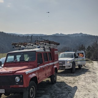 Incendio boschivo a Roccavignale, riprendono focolai: intervento dell'elicottero