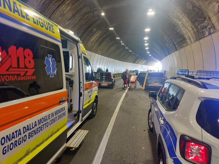 Scontro frontale tra auto nella galleria della Caprazoppa: due i mezzi coinvolti e Aurelia bloccata