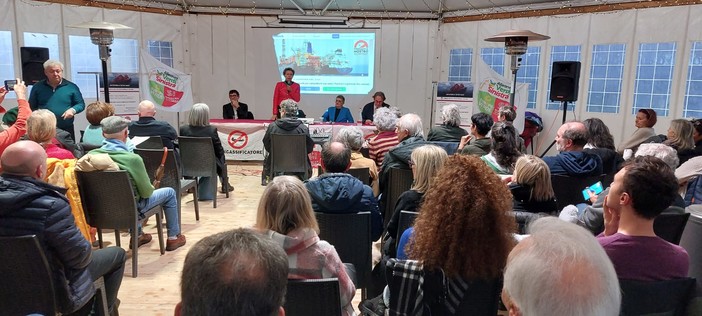 Rigassificatore, Fratoianni e Bonelli a Savona: "Sono irresponsabili, un mostro così nel mare che impatto può produrre?" Rigassificatore, Fratoianni e Bonelli a Savona: "Sono irresponsabili, un mostro così nel mare che impatto può produrre?"
