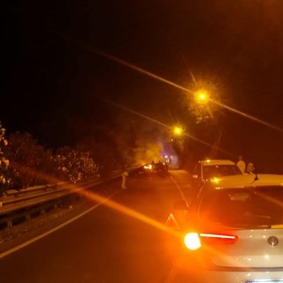 Incidente frontale in tarda serata tra Finalmarina e Finalborgo, un auto a fuoco e un codice rosso