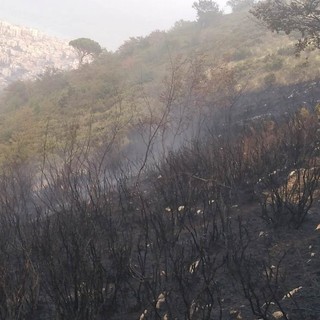 Ceriale, casolare trasformato in dormitorio abusivo a fuoco in via degli Orti Ceriale, casolare trasformato in dormitorio abusivo a fuoco in via degli Orti