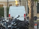 Un mezzo impegnato nella manovra d'inversione a causa del passaggio a livello bloccato