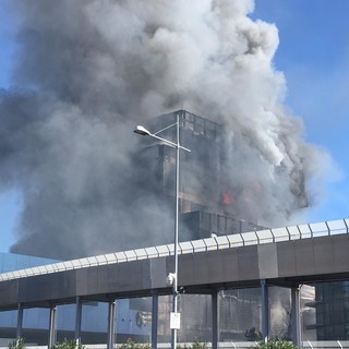 Savona, a fuoco il palazzo dell'Autorità Portuale (FOTO e VIDEO)