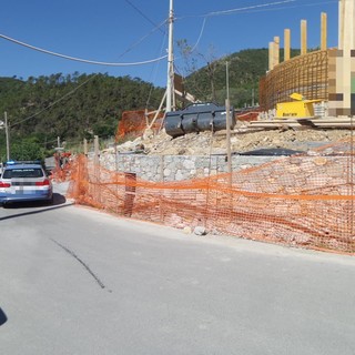 Operaio in un tombino travolto da un'auto, l'incidente a Pietra Ligure: codice rosso al Santa Corona