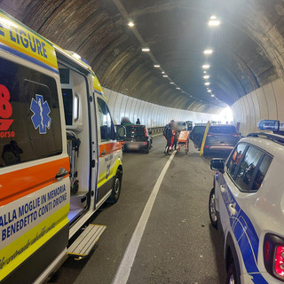 Scontro frontale tra auto nella galleria della Caprazzoppa: due i mezzi coinvolti, Aurelia bloccata in entrambe le direzioni Scontro frontale tra auto nella galleria della Caprazzoppa: due i mezzi coinvolti, Aurelia bloccata in entrambe le direzioni