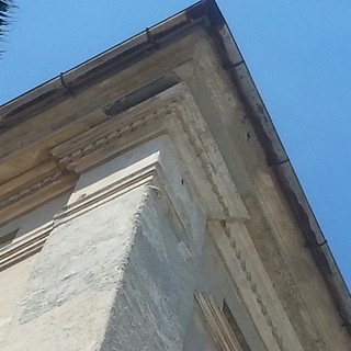 Finale Ligure, pezzo di intonaco si stacca da un palazzo di piazzale Buraggi