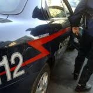 Savona, 57enne aggredito e derubato da due malviventi a volto coperto