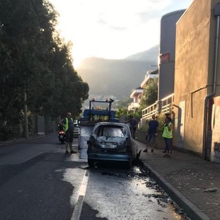 Auto prende fuoco a Loano: intervento dei vigili del fuoco