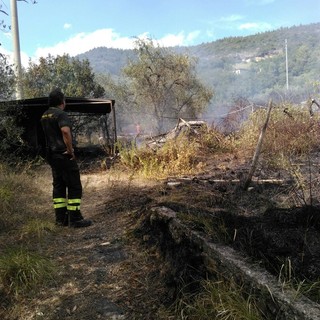 Celle Ligure: incendio di sterpaglie, intervento dei Vigili del Fuoco