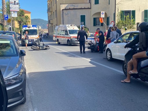 Laigueglia, scontro tra auto e due moto sulla via Aurelia: soccorsi mobilitati (FOTO)