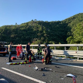Tragico schianto in moto sull'A6: muore centauro, mezzo a fuoco
