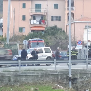 Auto perde il controllo e si schianta contro il guardrail in via della Pace a Albisola
