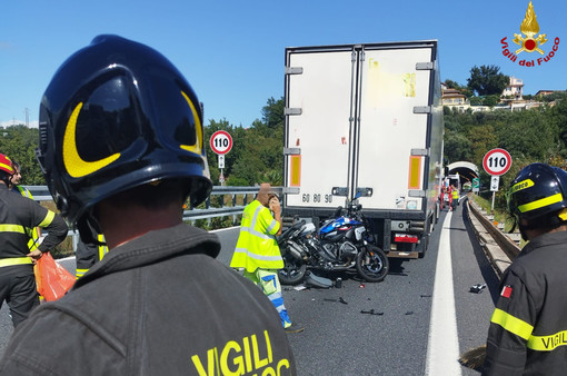 Schianto sulla A10 tra Borghetto e Pietra: sbalzati dalla moto dopo l'impatto con un camion, in due in codice rosso Schianto sulla A10 tra Borghetto e Pietra: sbalzati dalla moto dopo l'impatto con un camion, in due in codice rosso