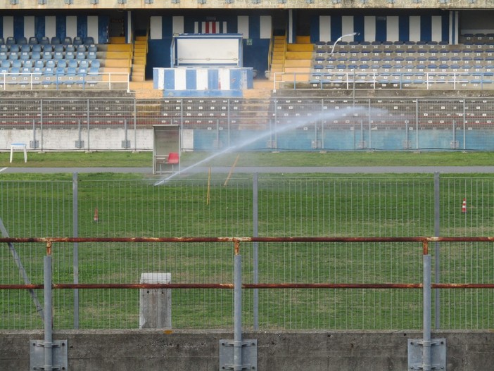 Irrigatori accesi giorno e notte nel Bacigalupo. La rabbia dei residenti: "Uno spreco, con la crisi idrica che c'è" (FOTO e VIDEO) Irrigatori accesi giorno e notte nel Bacigalupo. La rabbia dei residenti: "Uno spreco, con la crisi idrica che c'è" (FOTO e VIDEO)