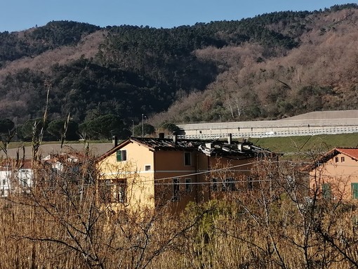 Orco Feglino, domato l'incendio nella villetta: un appartamento distrutto Orco Feglino, domato l'incendio nella villetta: un appartamento distrutto