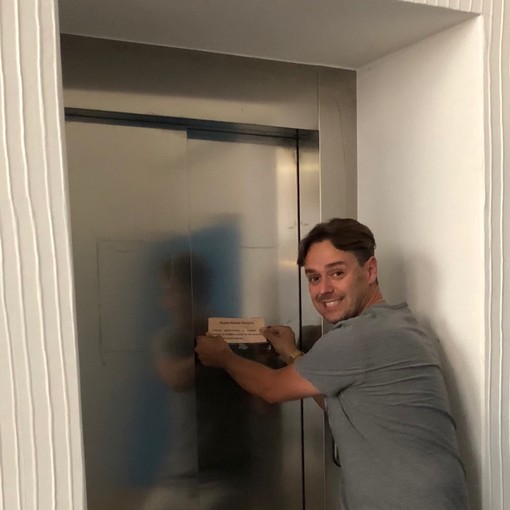 Albenga, sopralluogo del consigliere Ciangherotti a Palazzo Peloso Cepolla: "Strappato l'ennesimo cartello abusivo dall'ascensore pubblico" Albenga, sopralluogo del consigliere Ciangherotti a Palazzo Peloso Cepolla: "Strappato l'ennesimo cartello abusivo dall'ascensore pubblico"