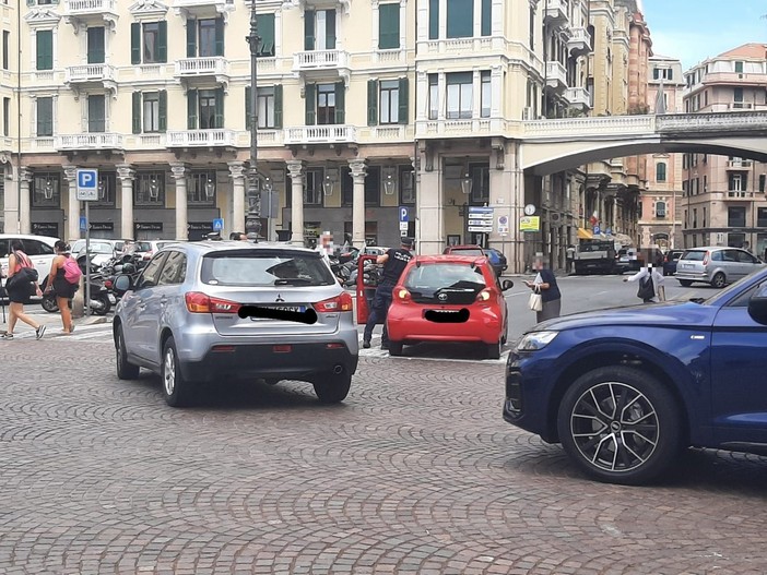 Auto contro pedone a Savona: codice giallo al San Paolo (FOTO) Auto contro pedone a Savona: codice giallo al San Paolo (FOTO)