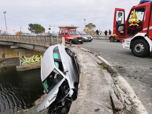 Tragedia sfiorata a Cogoleto: auto rimane appesa al guardrail sospesa nel vuoto (FOTO e VIDEO) Tragedia sfiorata a Cogoleto: auto rimane appesa al guardrail sospesa nel vuoto (FOTO e VIDEO)
