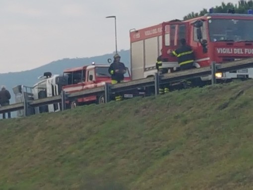 Doppio incidente al casello di Albenga, un furgone capottato e una macchina incidentata