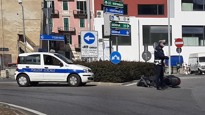 Savona, furgoncino colpisce moto nella rotonda del Mercato Civico: una ragazza in codice giallo (FOTO) Savona, furgoncino colpisce moto nella rotonda del Mercato Civico: una ragazza in codice giallo (FOTO)
